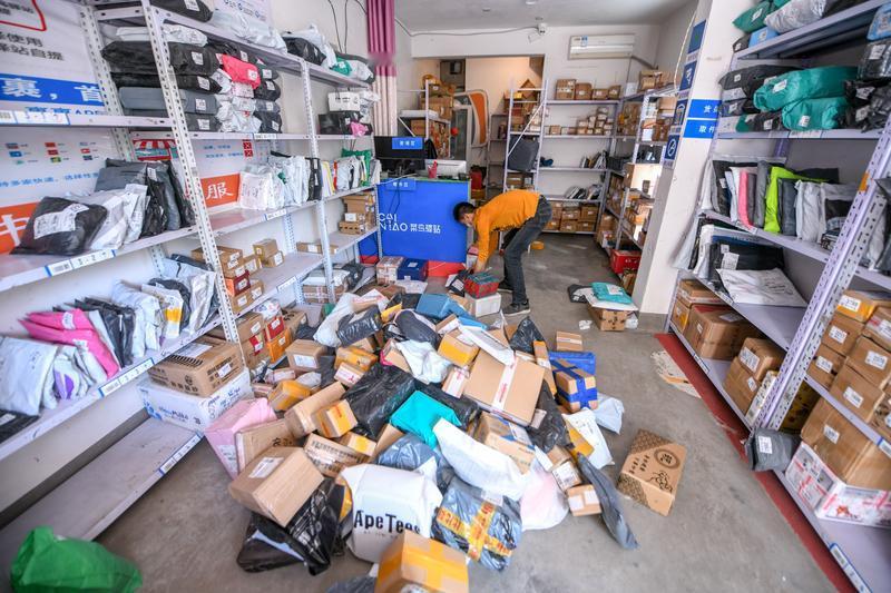 “说好的送货上门，还收到取件码”1月30日下午5点刚过，济南快递驿站取件居民排长