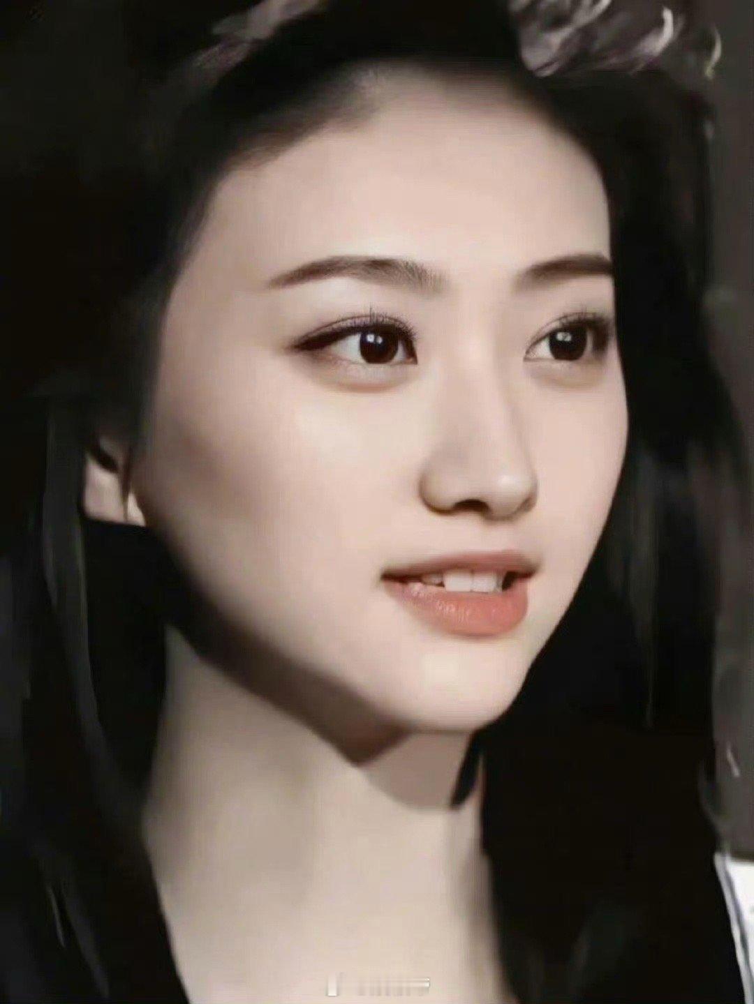 景甜 古早白月光 在审美速朽的时代，景甜像一座“美的丰碑”。她的颜值和气质经受住