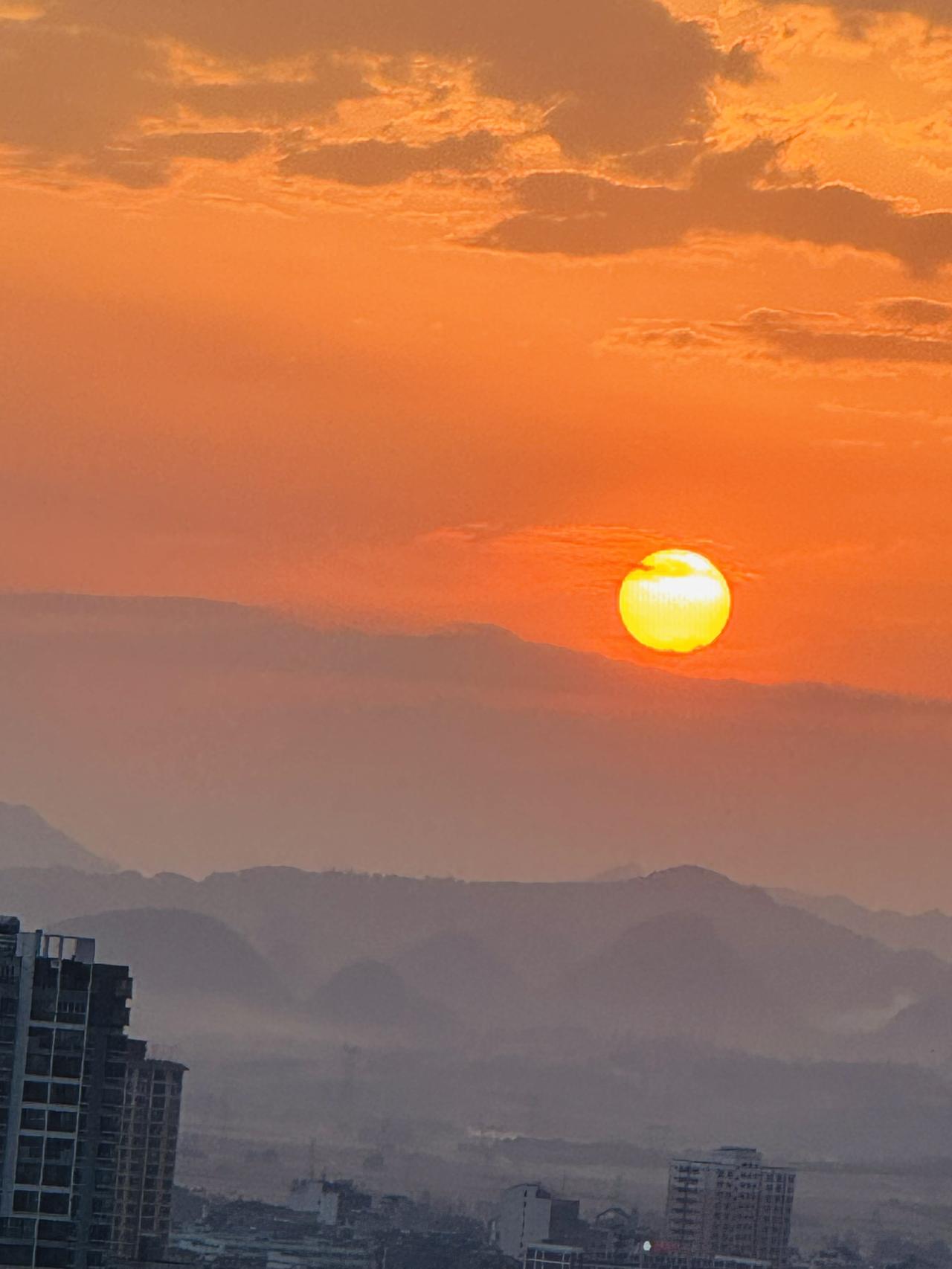 我的窗棂似是被神明悬于云端。在曲靖罗平人民医院二十二层的专家楼苏醒时，总有云雾自