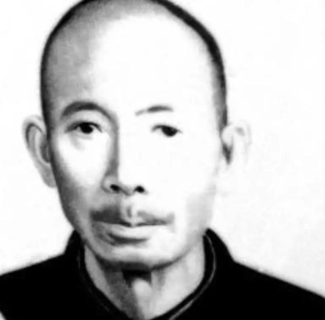“我当年背着136斤的机器走完了长征，现在连摸都不能摸了吗？”1976年，一老人