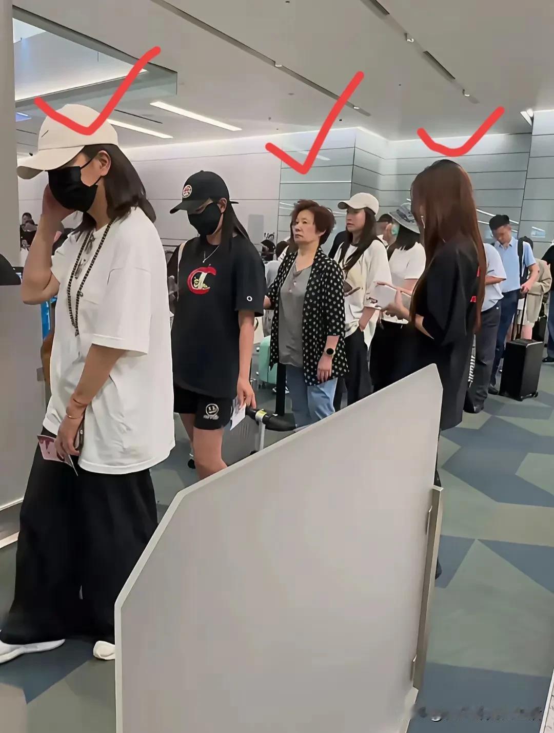 赵薇母女三人，一起出行被偶遇偷拍。
赵薇和女儿小4月，最近频繁被偶遇，可能是孩子