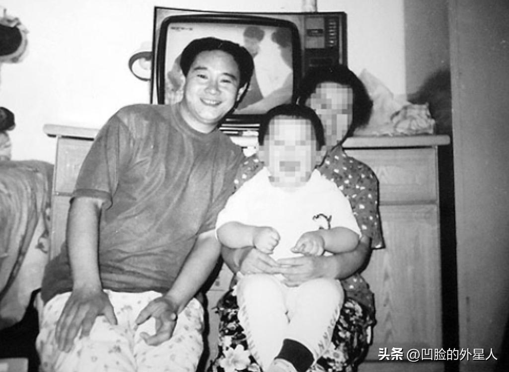 1983年，北京一名18岁少年，因抢了路人1顶帽子被判流氓罪，并处以死缓，他积极