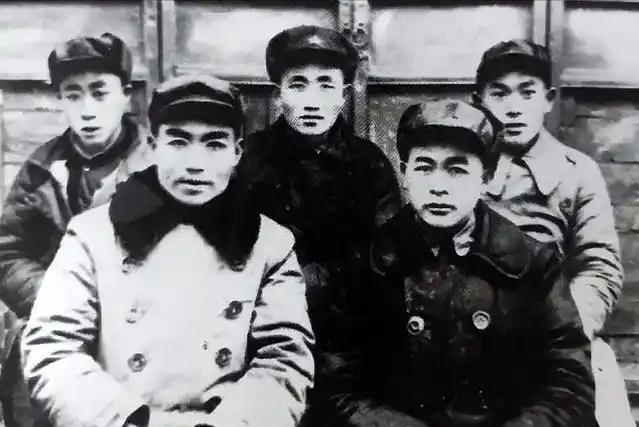 东北野战军2纵司令员刘震，长得人高马大，英俊潇洒，不打仗的时候，不是西装革履，就