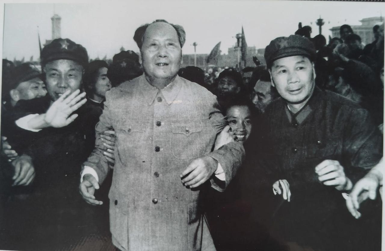 国庆节，伟大领袖毛主席从天安门城楼上走下来，来到人民群众中间，两员上将左右护卫着