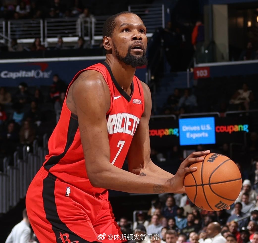 杜兰特职业生涯至今在常规赛已经433次单场拿到30+得分，他距离历史第四位的马龙