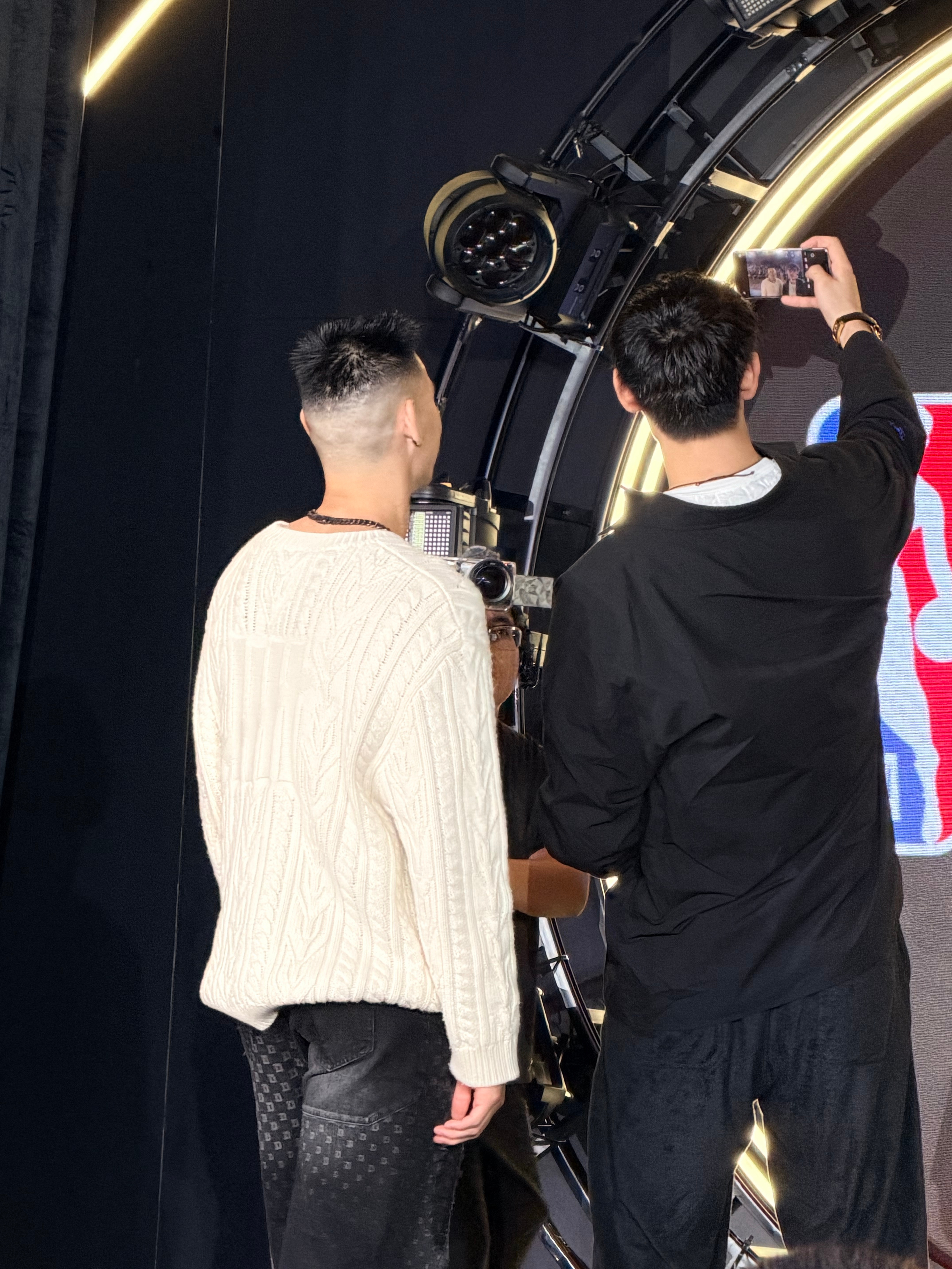 曾凡博和林书豪一会会发自拍吧[doge]NBA官方球迷社区正式启动NBA与微博达
