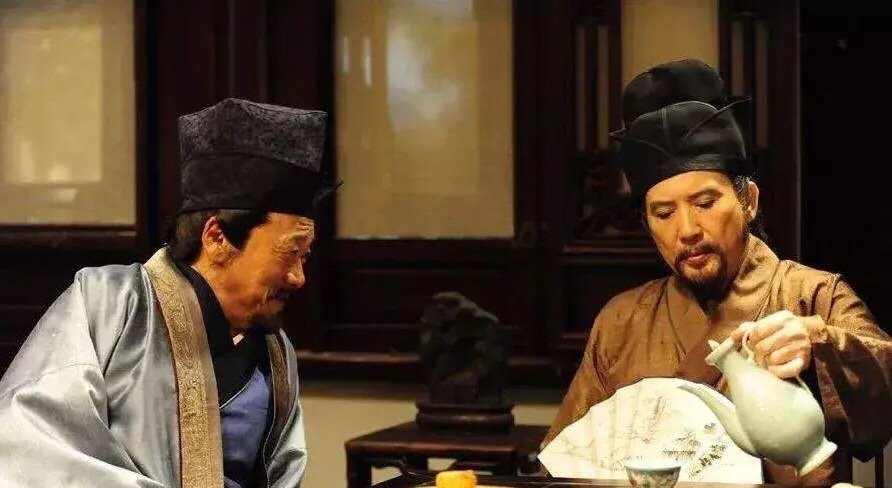一次，朱元璋带众臣去钓鱼，约定谁钓不到就学狗叫。结果，众臣收获颇丰，唯有朱元璋没