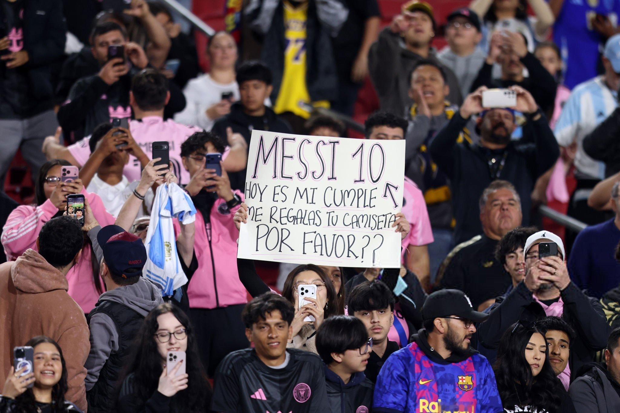 “梅西，今天是我的生日，把你的球衣给我吧。”梅西洛杉矶fcvs迈阿密国际