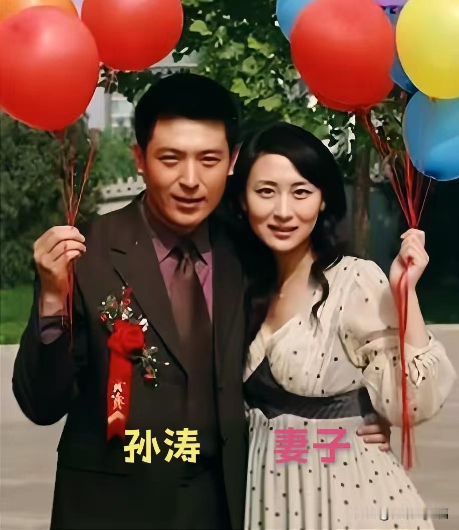 年轻时的孙涛和妻子，时隔多年今昔对比。
他给观众带来无数欢声笑语，而她始终是他身
