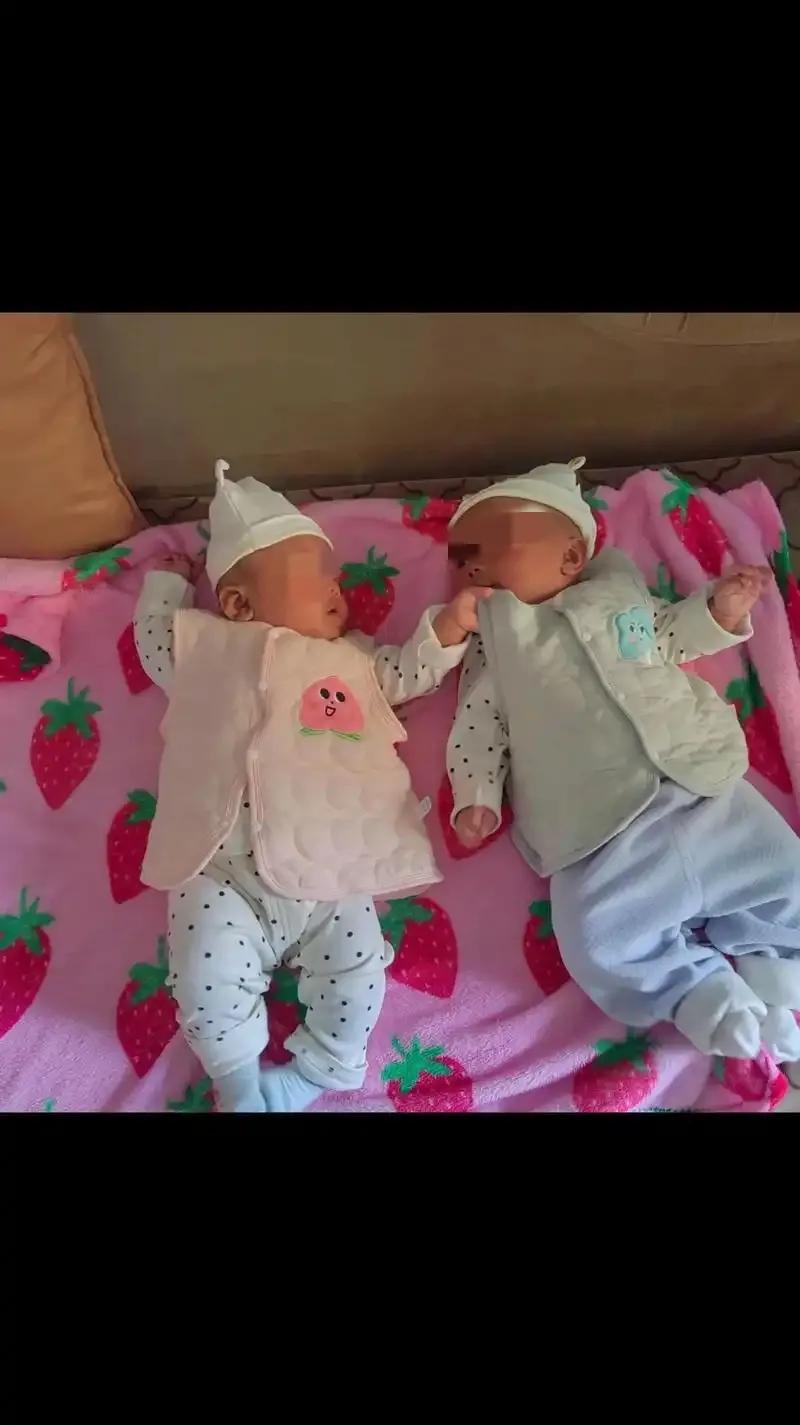 1992年，武汉街头的煎饼摊主捡到2个女婴,他终生未娶，二十年后，女儿们成了博士