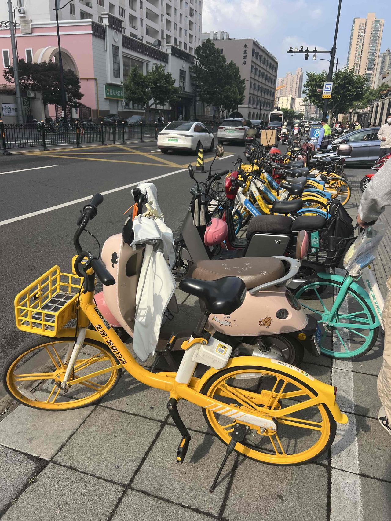 上海的共享单车2023年开始，基本上不用实体锁都改用电子锁了。第一次碰到这种车型