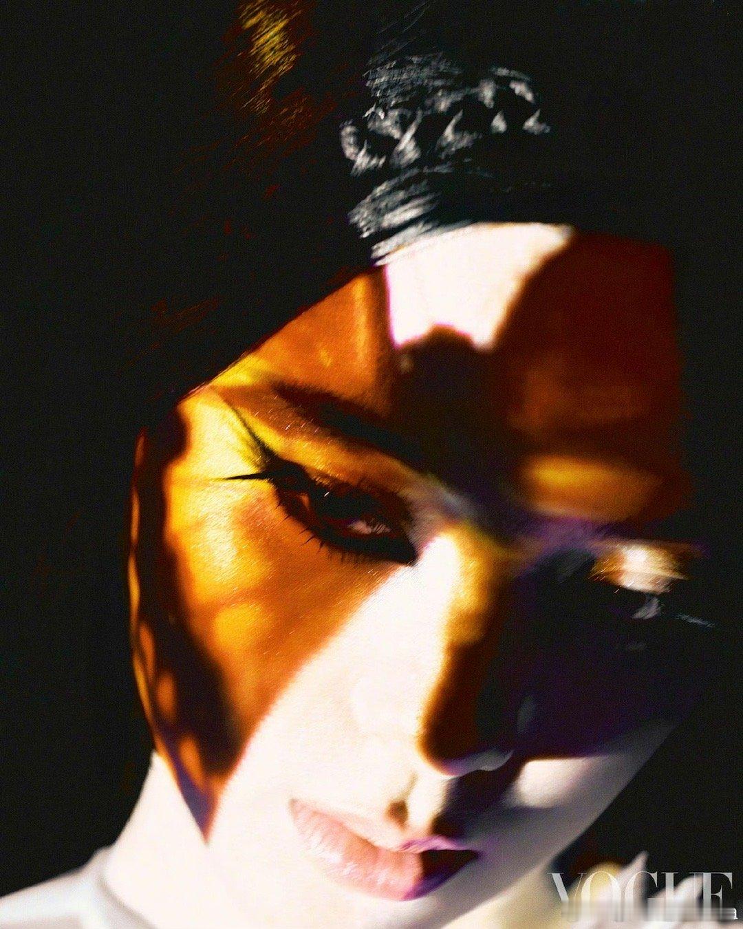 欧阳娜娜VOGUE油画少女在文艺复兴的柔光中，欧阳娜娜完成了一场与成长的对话。冷