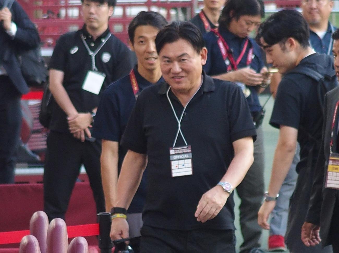 三木谷浩史（乐天/神户胜利船老板）： 我一直在问：巴塞罗那上飞机了吗？他们上飞机