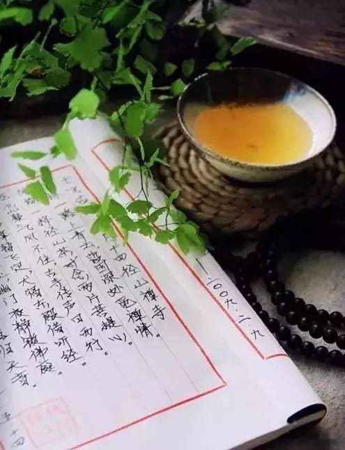 不必过度讨好任何人，也不必刻意迎合世俗。你的价值，从来不是别人定义的，活得坦荡自