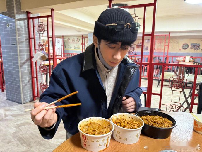 朱一龙先吃粉还是先吃面呢朱一龙回湖北了朱一龙回湖北的美食难题！发博问先吃粉还是面