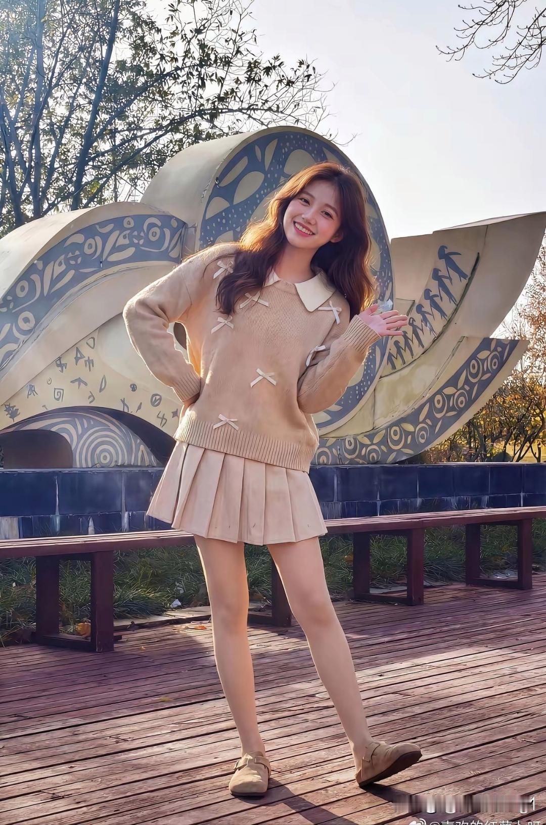 秋日暖阳，简直是大自然给的滤镜，搭配上少女的甜美微笑，直接美出了新高度。就像复古