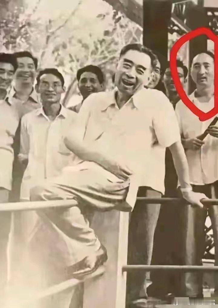 原来基因这个东西真的是说不出道不明，你看周总你后边这个人很像谁？ 