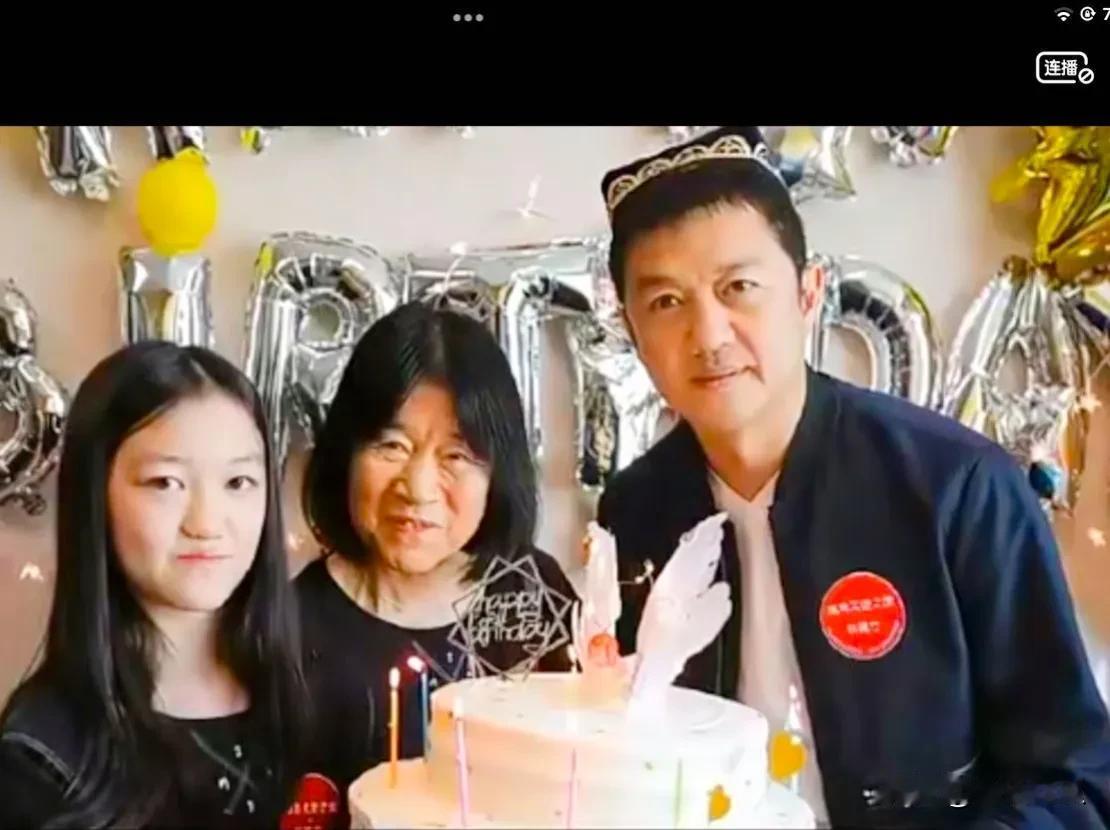 李亚鹏和王菲的女儿完全遗传了爸爸李亚鹏的基因，这神态这笑容简直可以用出神入化来形