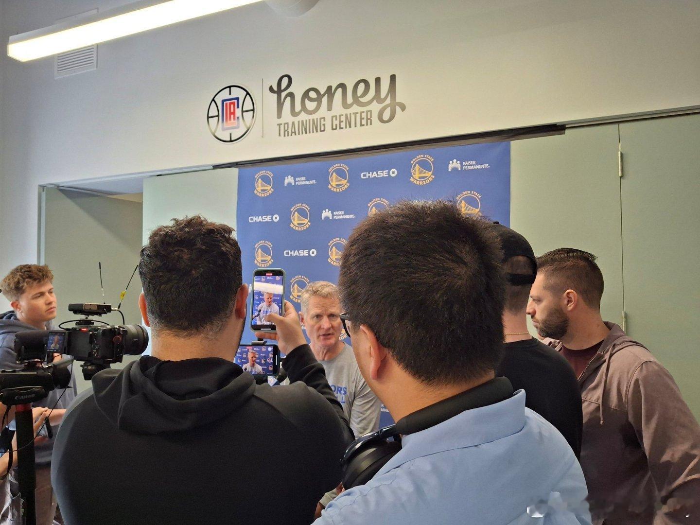 科尔表示，库里在附加赛至少能打30分钟，并希望更多。昨日，科尔称库里不会打40分