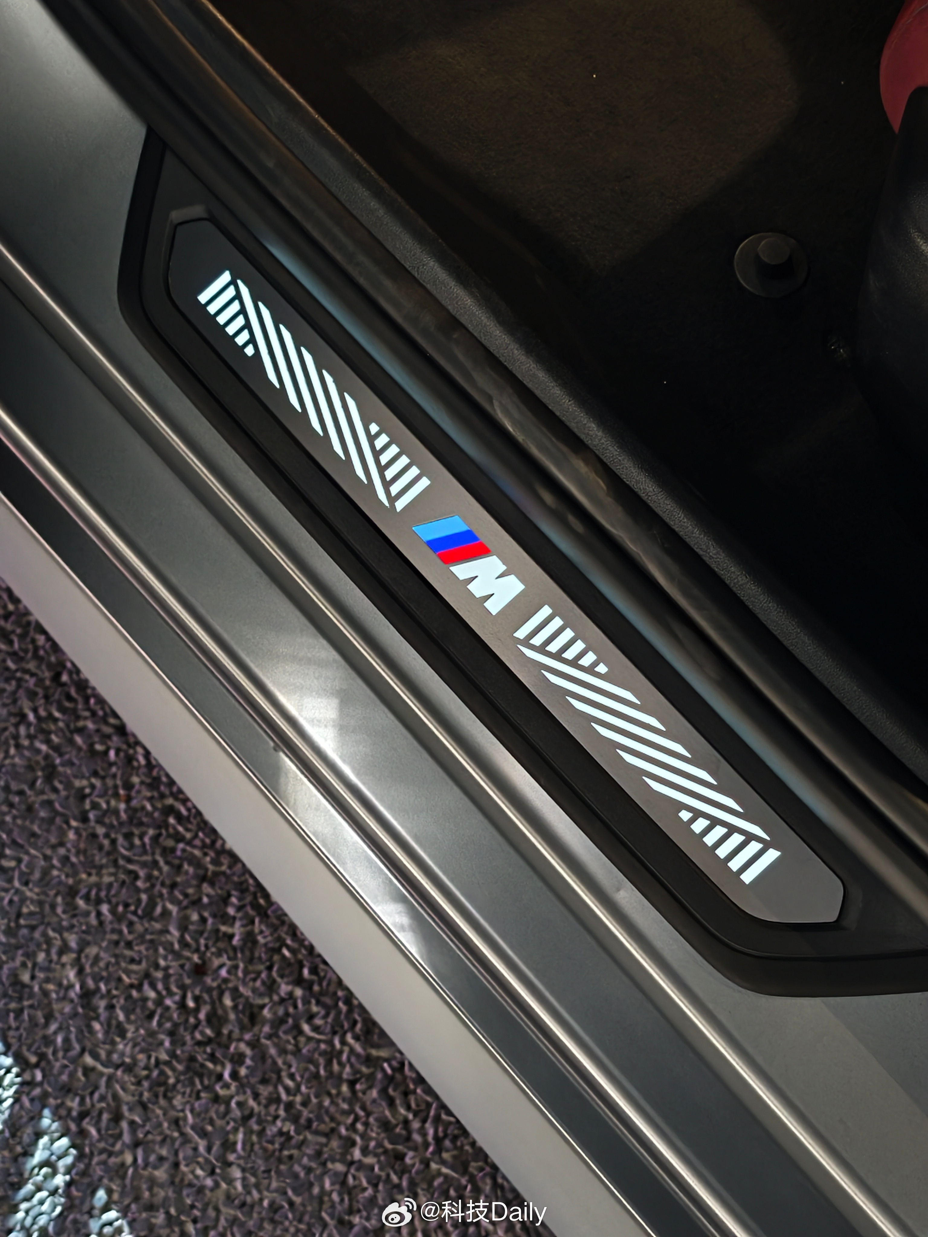 下班下班，开着BMW i5，暗光下的漆面质感绝了，还有满足情绪价值的灯效。属于我