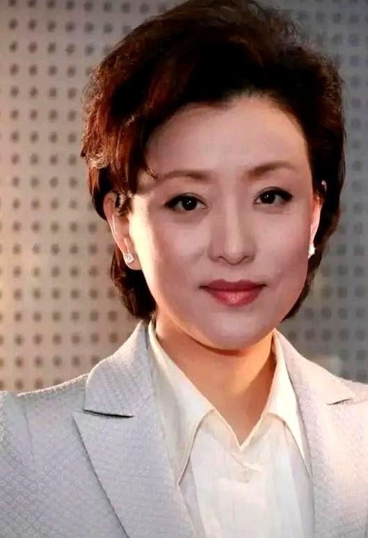 这洗地的话也太当人傻了吧！

现在网上吵翻了——有人说杨澜一口“以前太小不懂爱”