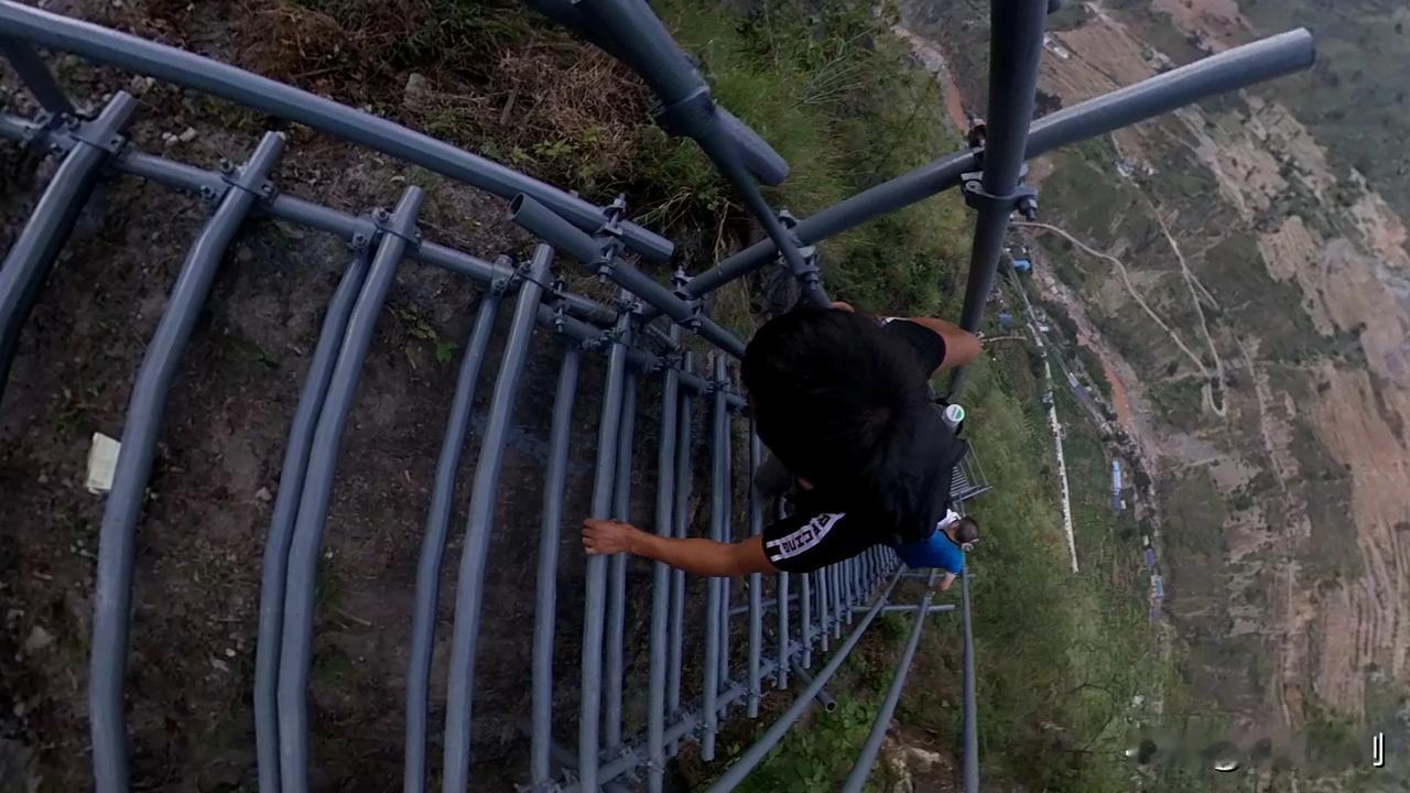 爬上悬崖村，腿都软了！今晚在这里过夜