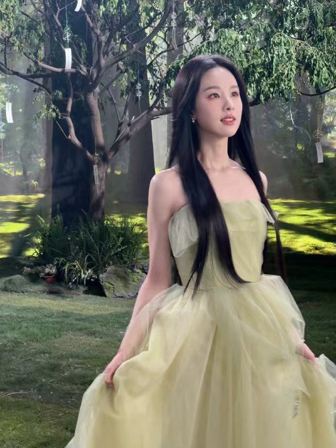 陈都灵十月这组照片陈都灵黑长直绿色薄纱裙 陈都灵十月这组照片，陈都灵黑长直绿色薄