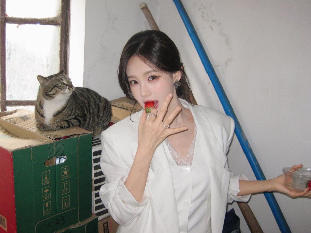 李一桐
旧窗棂漏进半片天光
纸箱上卧着虎斑的慵懒
你咬碎一颗草莓的甜
指尖沾着季