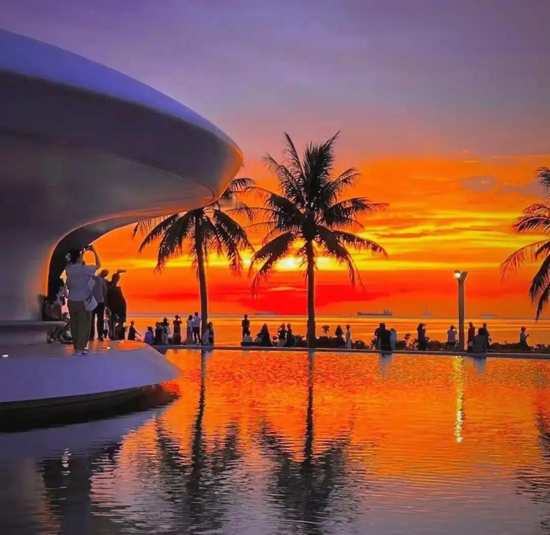 新年爱好打卡，这体验还挺丰富。在海南，有天是多云的，那云彩低低地压着，真有“黑云