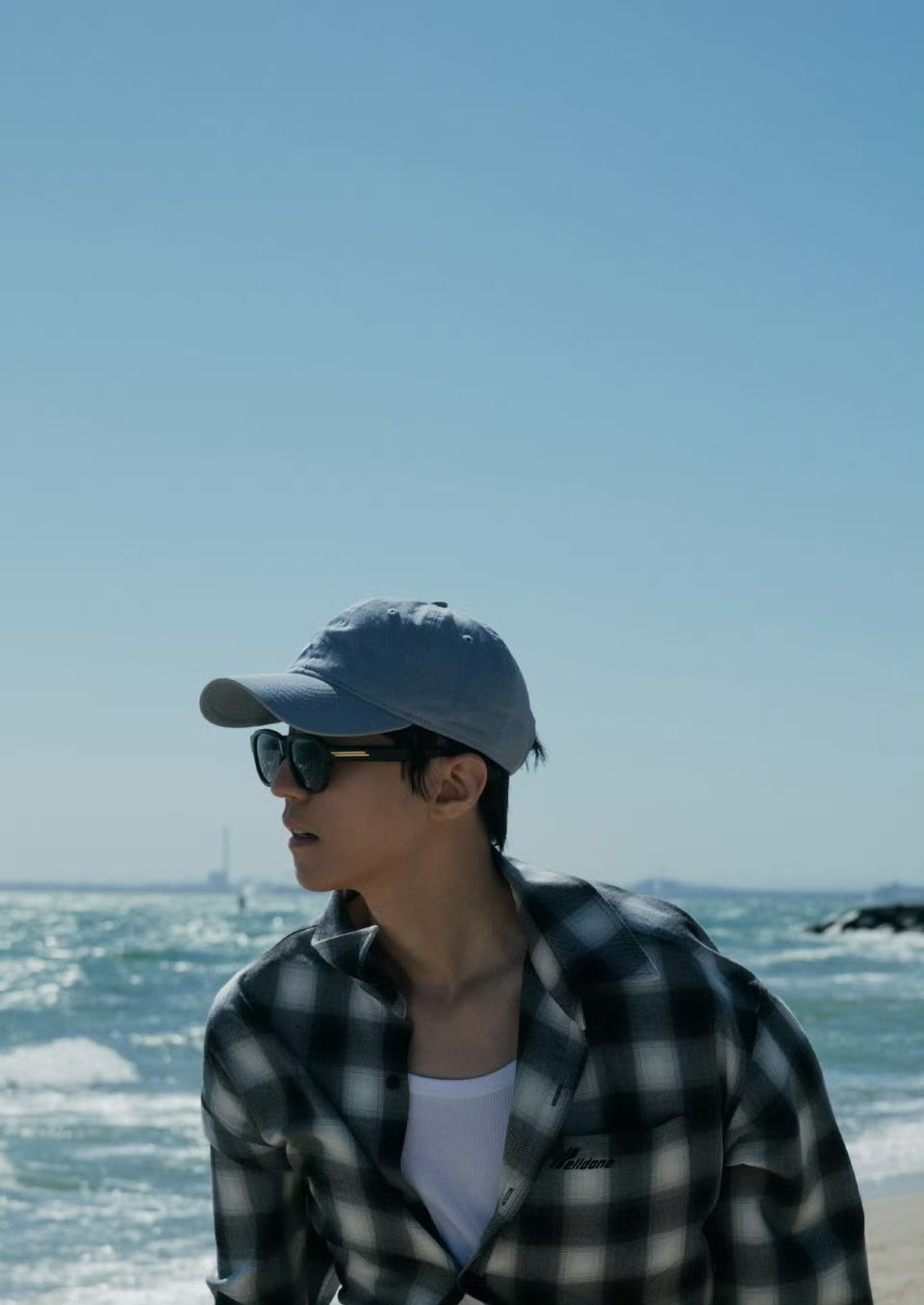 王俊凯掉落一组海边花絮照王俊凯掉落一组海边花絮照 