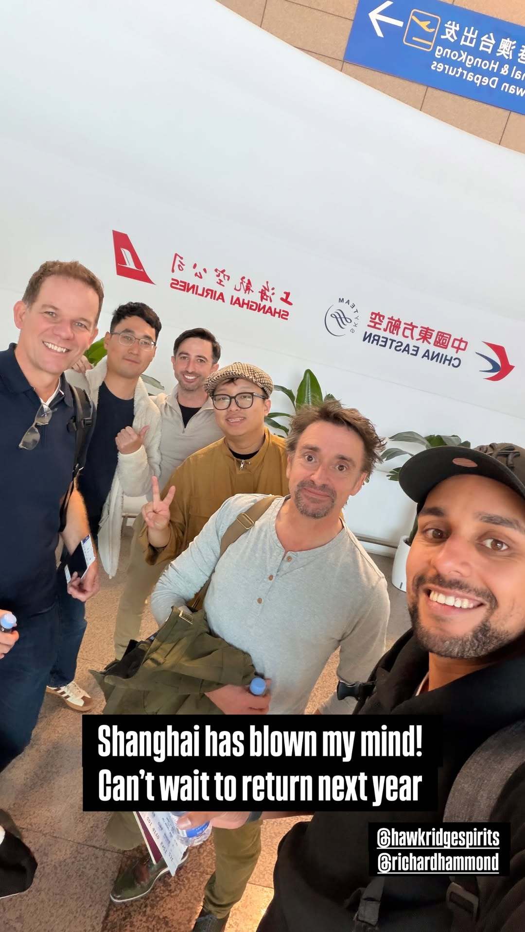 Hammond的社媒主管，在踏上回英国的航班前，选择在这个位置合了个照。那么问题