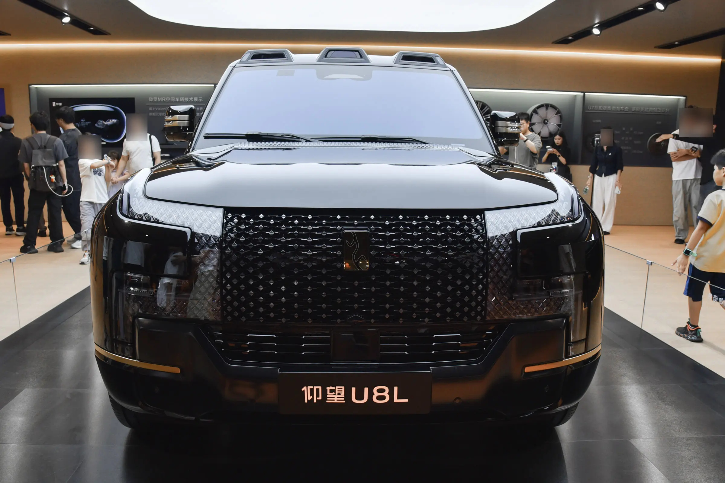 仰望U8L曜石黑配日珥金全新车色首发，定位大型SUV。 ​​​
