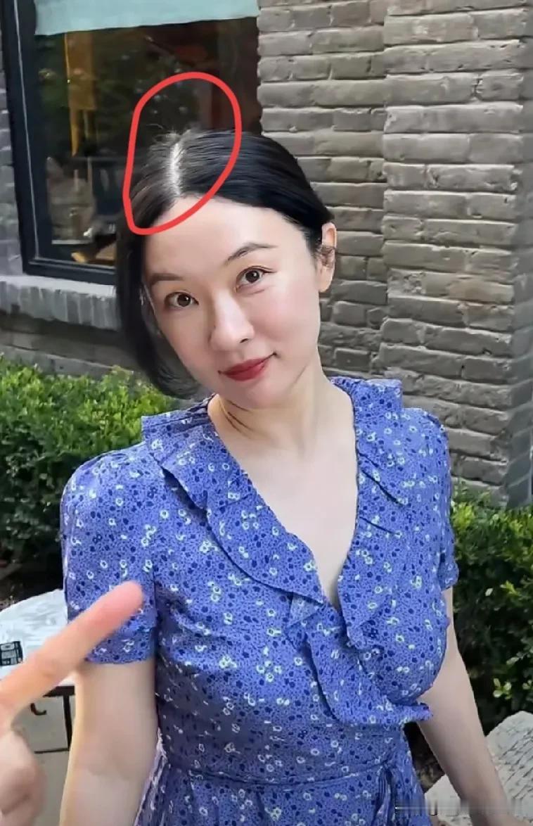 大家别再妖魔化女明星了。

女明星只是不显老，不是不会老。

看看霍思燕的生图就
