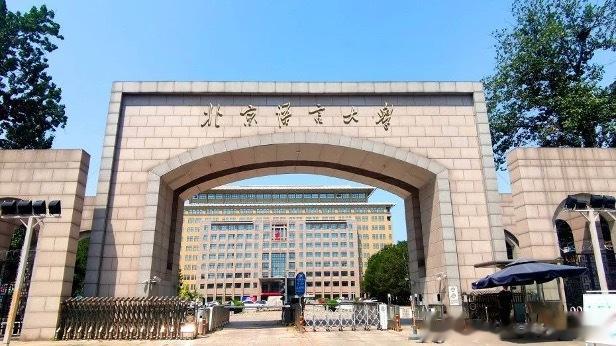 北语校长段鹏致辞毕业生——《充满勇气与力量地坚定成长》北语有名师大家风采，有学子