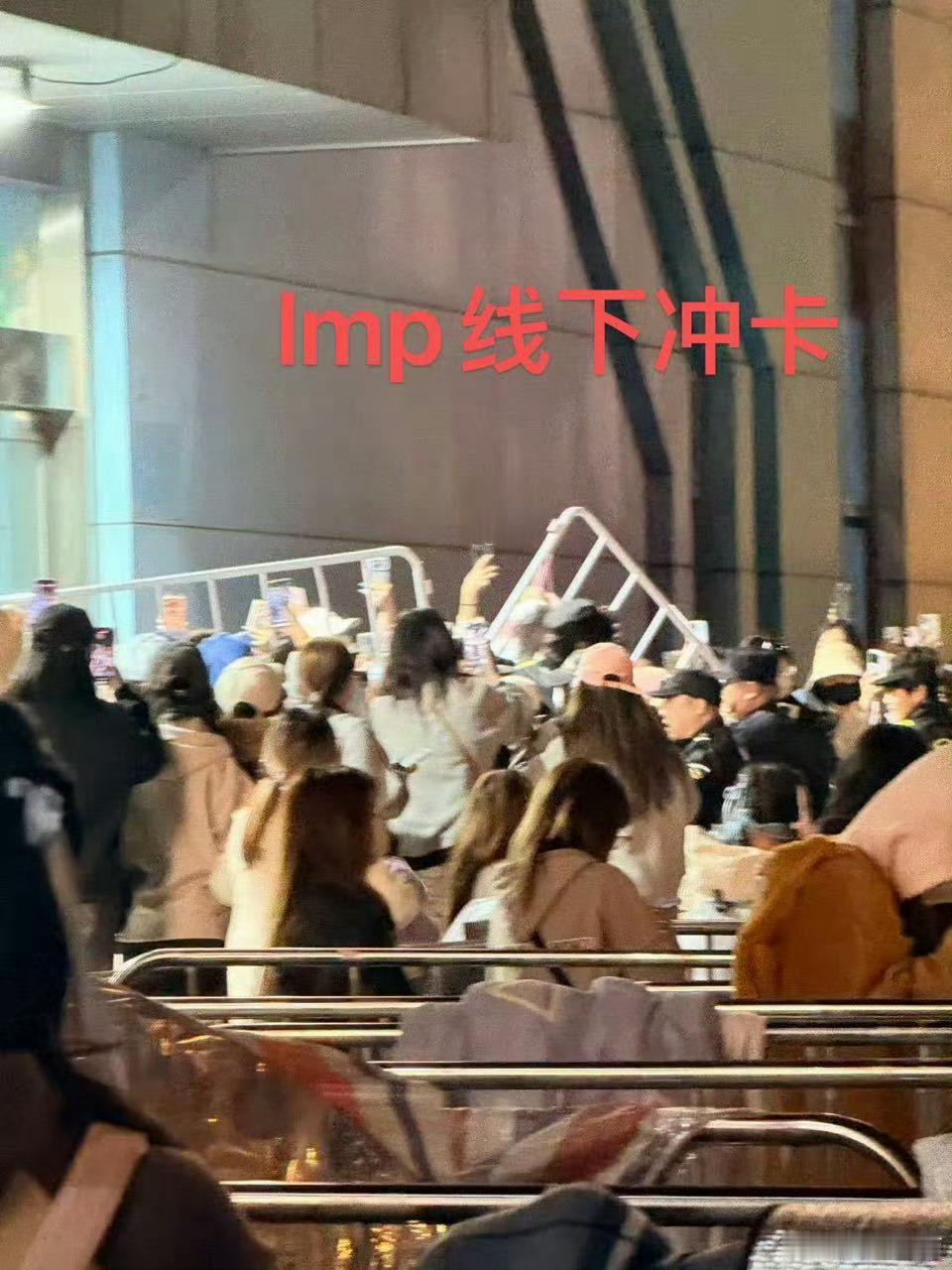 粉丝称穆祉丞被约谈禁互动好像内娱的CP粉都带点疯魔性质在身上的，感觉都被洗脑洗的