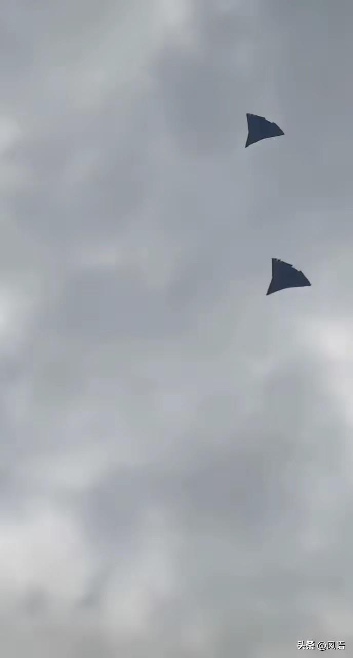 这是歼36第二次公开的双机试飞，所不同的是，这一次都带矢量喷口。