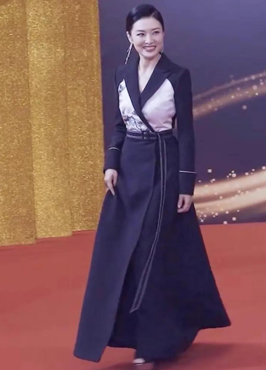 周涛的漂亮
怎么形容都不过分
越来越美也越有韵味
美到无年龄界绊了
讲真，周涛的