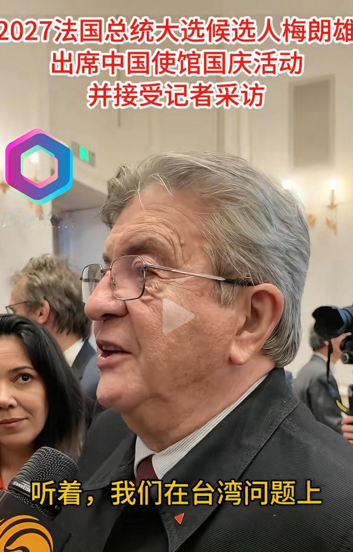 所以，不是他们变善良了，而是我们变强大了。

画面里那位满头银发、戴着眼镜的老爷