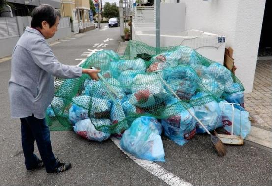继吃不起大米之后，日本连垃圾袋都用不上了？
当“垃圾袋紧缺”被拿来讨论现代工业体