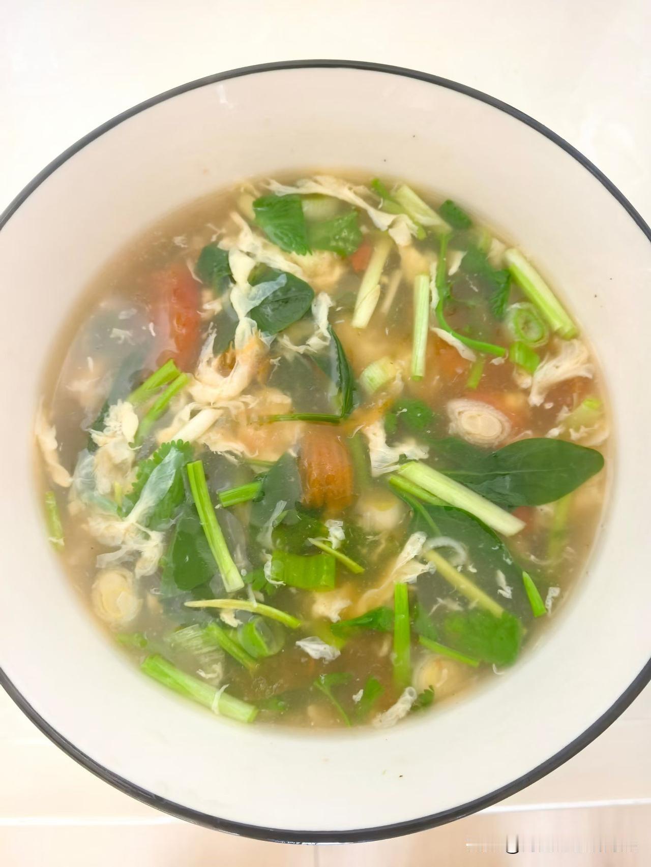 家人们谁懂啊！今天中午蒸卤面！顺便做了一锅鸡蛋汤！
一碗普通的酸辣鸡蛋汤，竟然藏