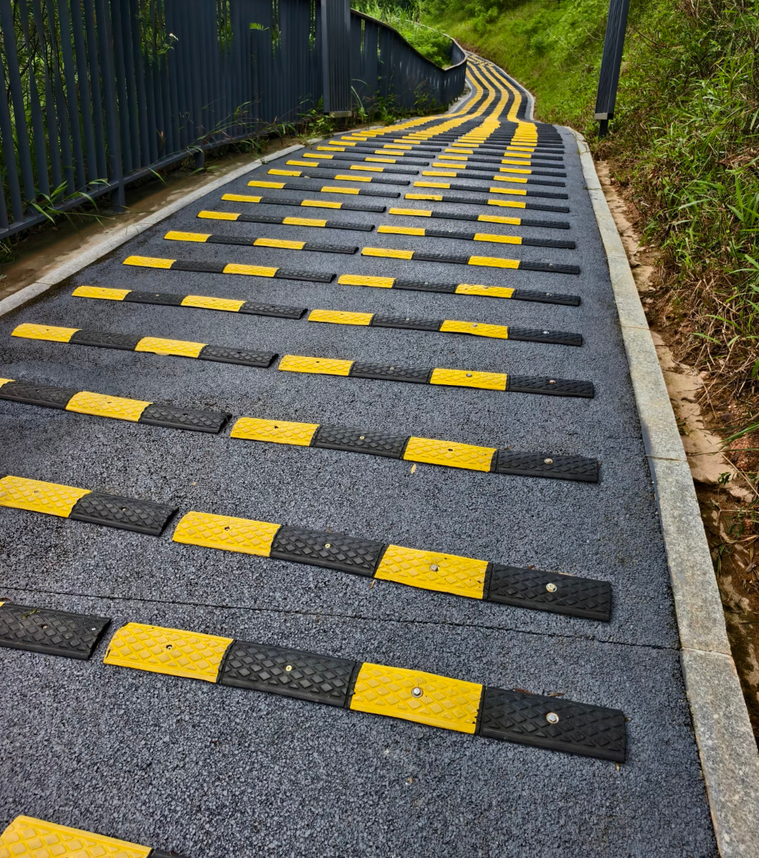 【减速带直接提示：经济落后地区到了】坐车和自己跑了这么多几百上千个省县市，发现一