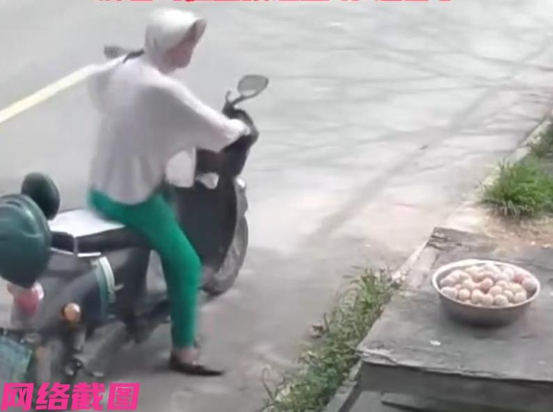 河南有户人家把自家的一盆大蒜，只随意搁家门口晾晒，没有想到被一骑车路过的女子连盆