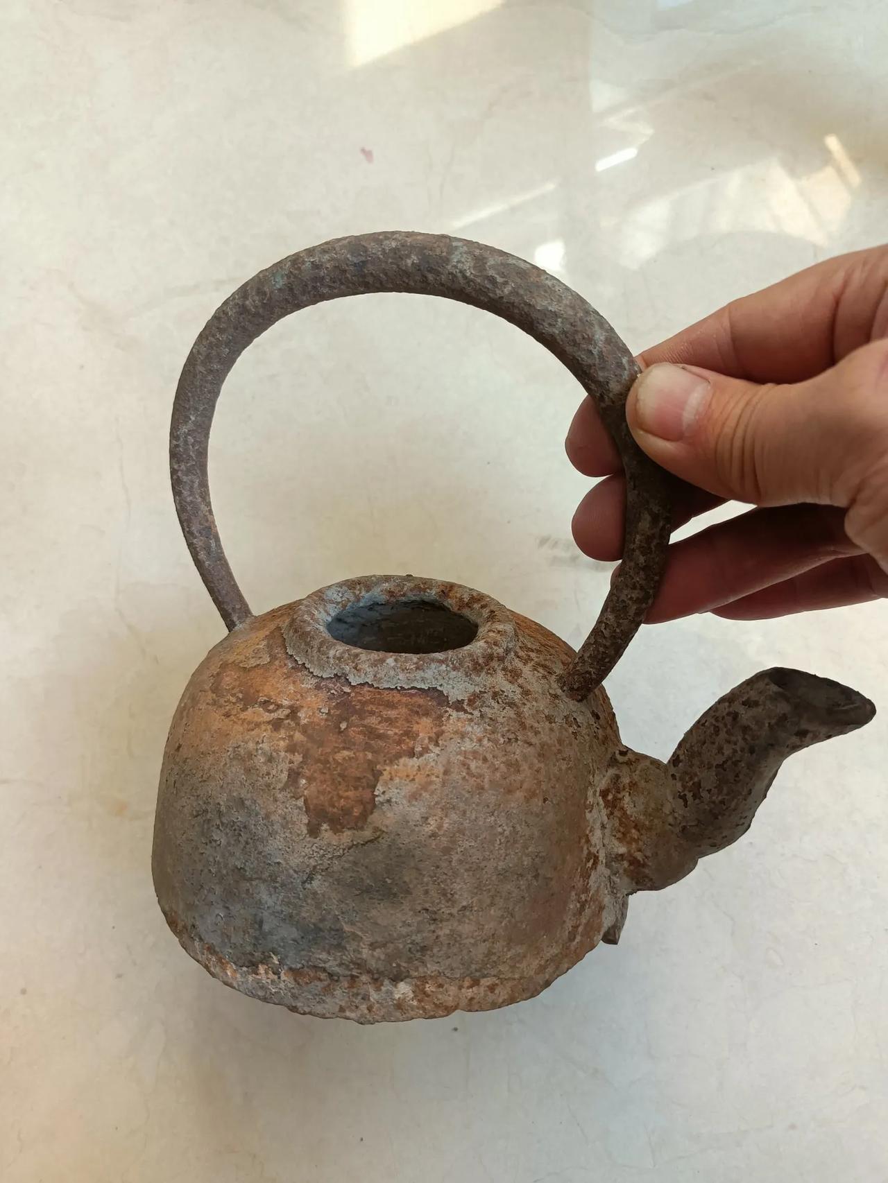 [呲牙][加油加油]早期文玩铁壶：民俗怀旧中的艺术之美

在民俗怀旧收藏的广阔天