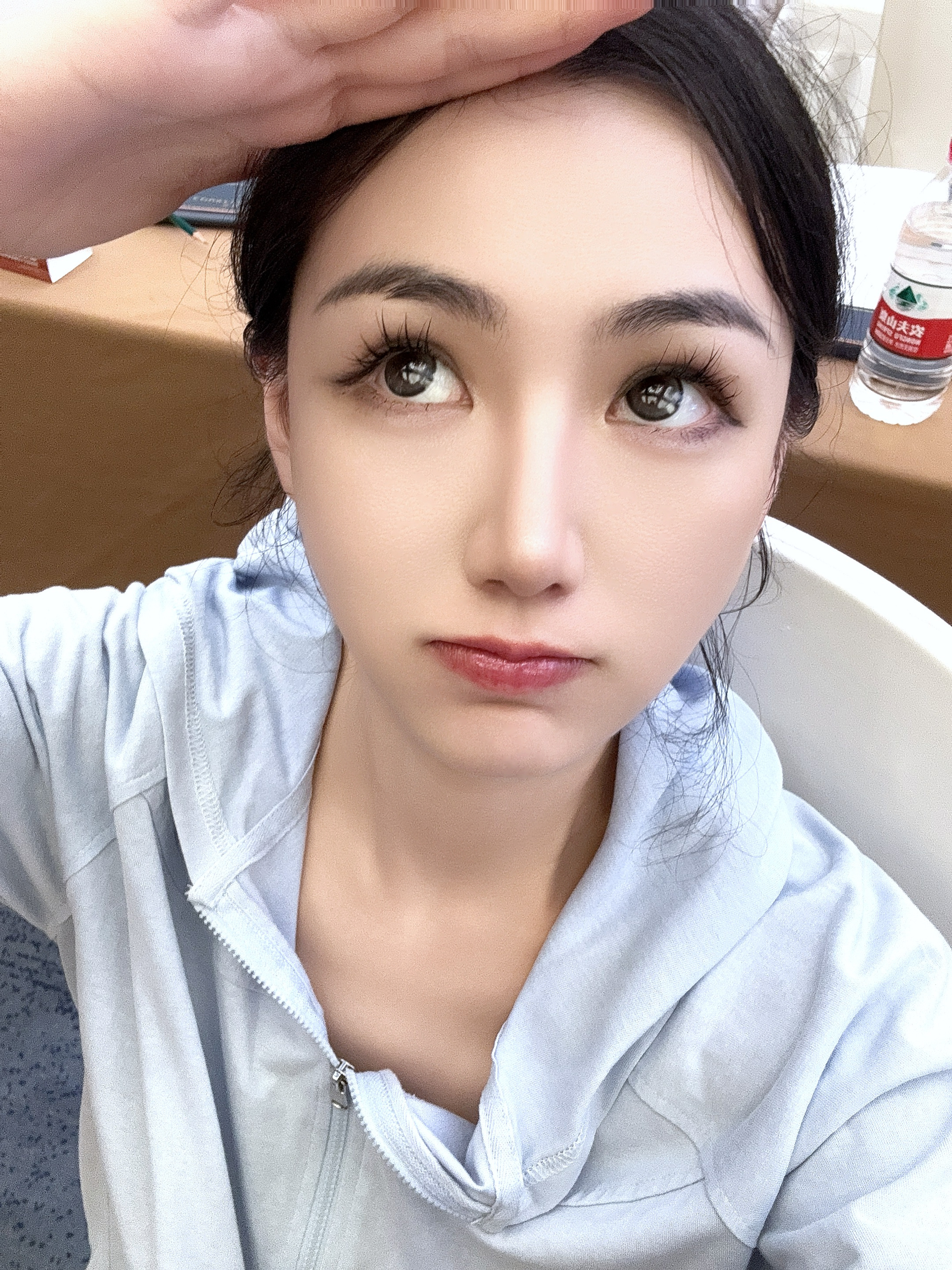 为什么我带美瞳这么花眼啊呆久了觉得好累就一直在猛猛眨眼[捂嘴哭][捂嘴哭][捂嘴