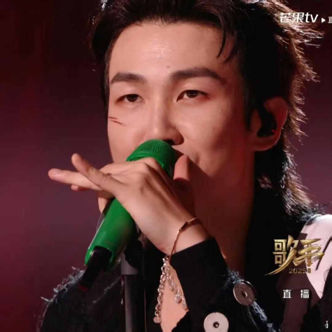摇滚是白举纲的统治区 看白举纲表演摇滚，就像目睹一场音乐风暴。他以无畏的姿态，将
