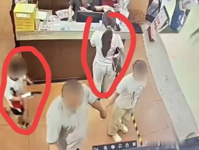 四岁男童在人群中奔跑，跑的过程中碰到了一名女子，这下不得了了，女子赶紧抓住小男孩
