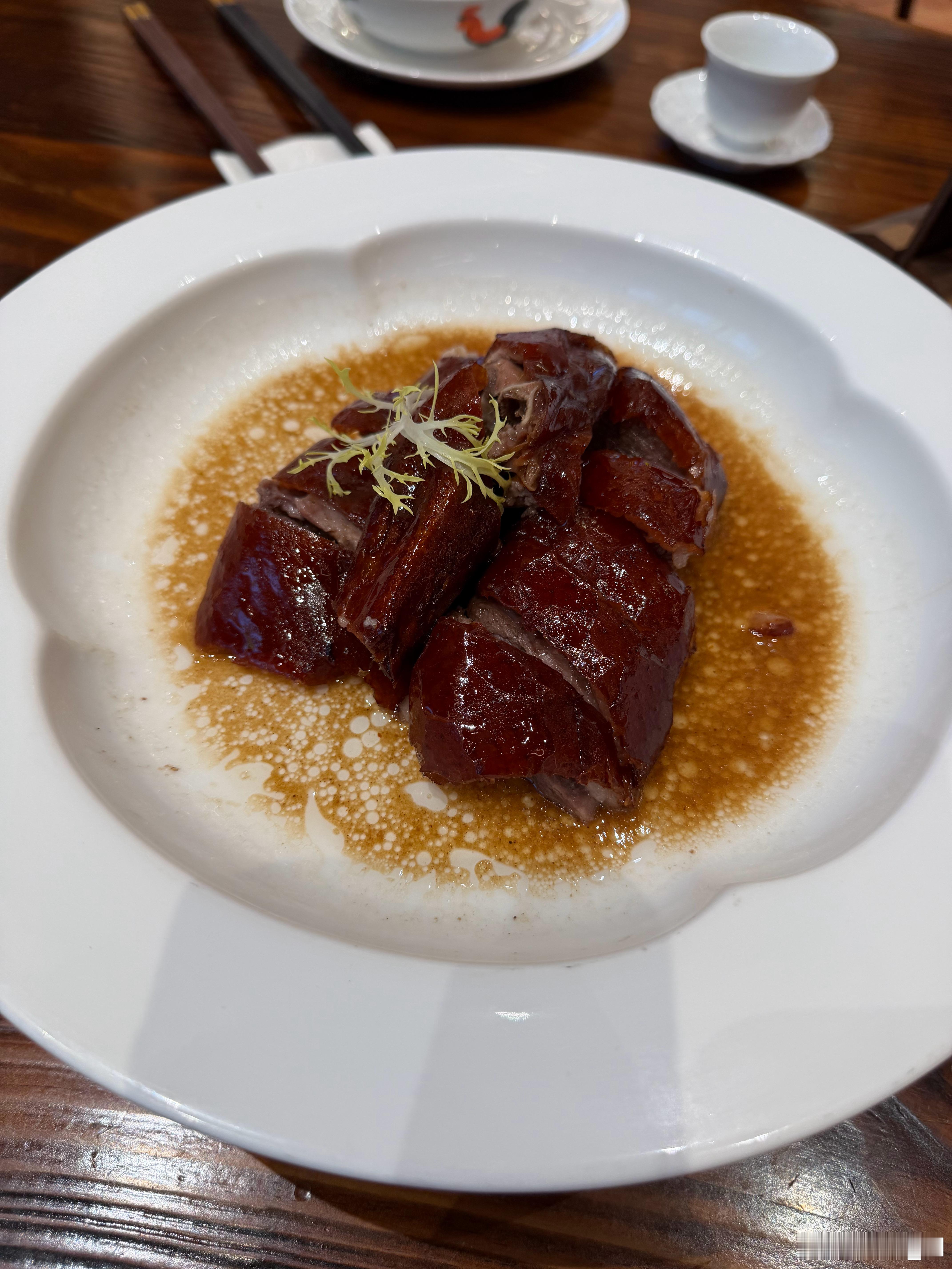 猪肉婆里面这个传菜小哥吸引了我的注意力，他一定是猪肉婆里的扫地僧，小伙练得不错！