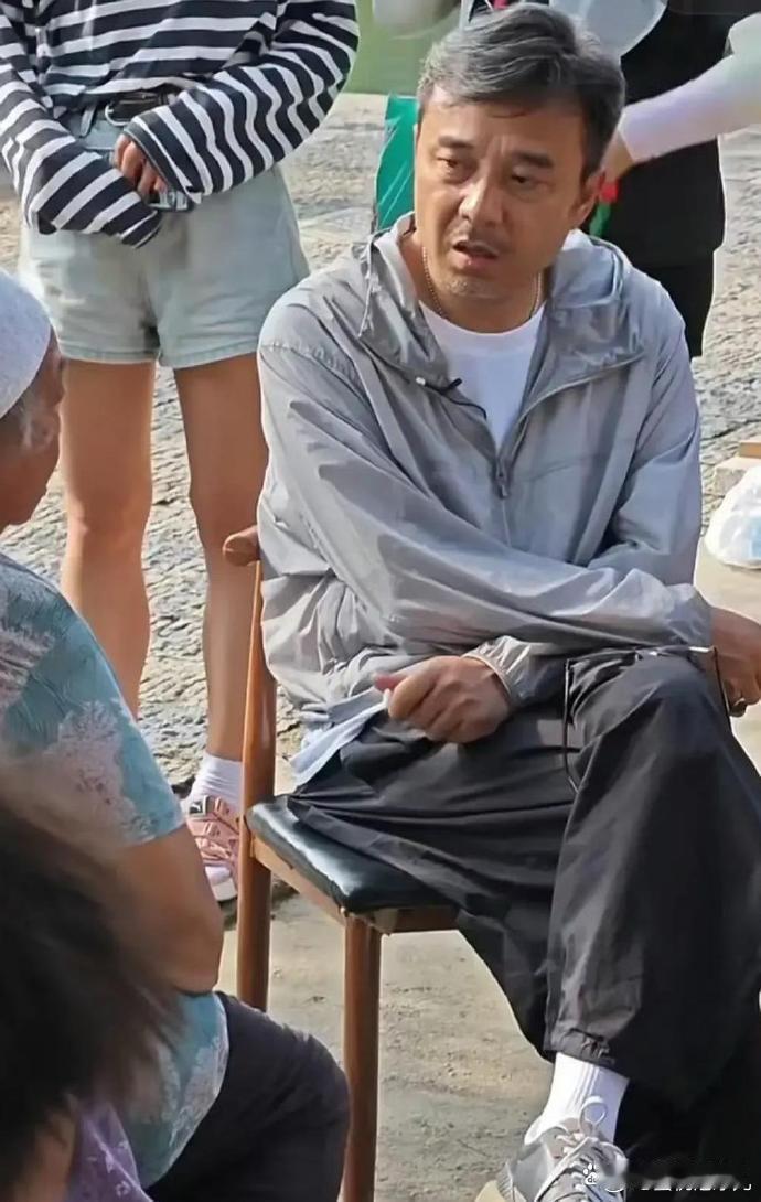 汪涵以其真实、接地气的形象深受喜爱，自然衰老更显其魅力。相比之下，何炅的风格则有