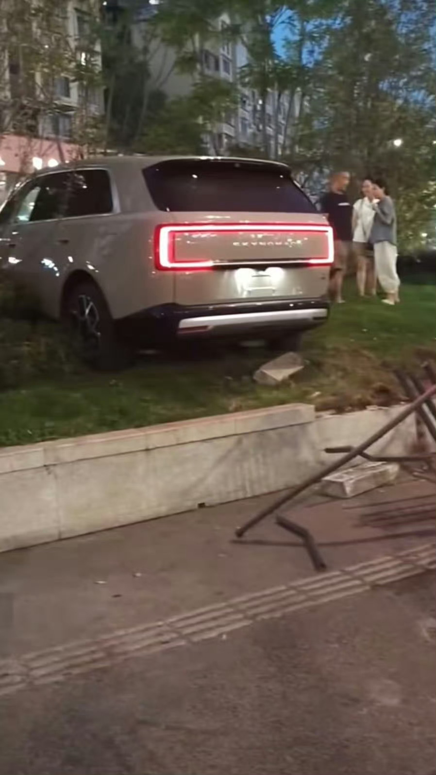 试驾小米澎程误操作用户已锁单叫我我也锁单！近半米的台阶说上就上去了，关键是人没事
