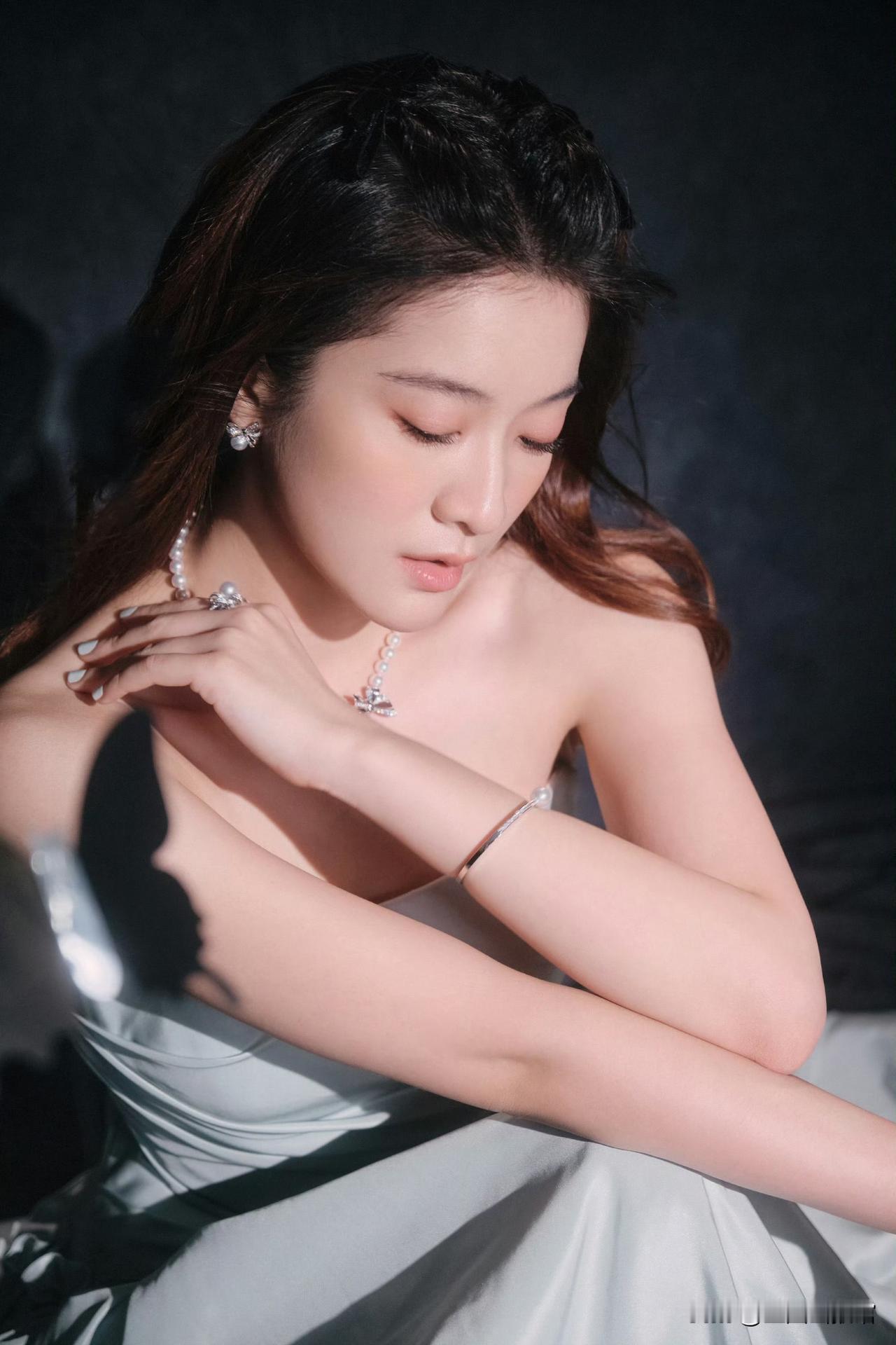 张雪迎蝴蝶氛围感大片✨一袭长裙唯美浪漫
 
张雪迎最新写真释出，淡蓝抹胸缎面长裙